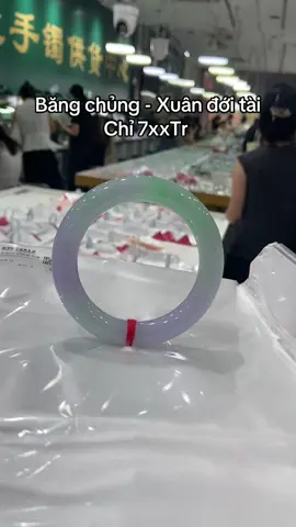 Cầm bạn ấy trên tay mà chỉ bít ước ❤️🌝 em quay tại chợ Ngọc Thụy Lệ TQ ,phỉ Thúy tại chợ đầu nguồn không qua trung gian 🌹 #ngocmyanamrtypea #moctamngoc #phithuy #viral #viraltiktok #xuhuongtiktok #vongtayphithuycaocap #phithuycaocap #thuylevannam #xuhuong #videoviral 