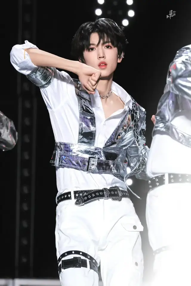 Ảnh concert của Trương Quế Nguyên trạm Thanh Đảo day 1 [ p2 ] ( cre : weibo) #tfgiatộcf4_family #zgy #zhangguiyuan张桂源trươngquếnguyên #xh 