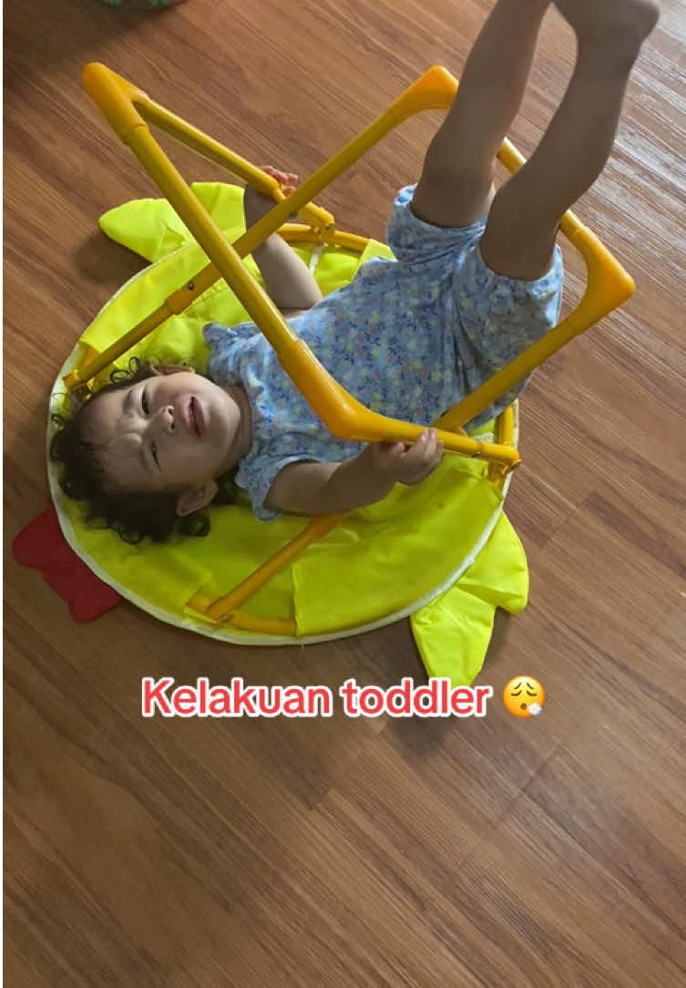 Emang ada-ada aja kelakuannya 😮‍💨 #toddlerlife #kelakuantoddler #anakperempuan #toddlerlife #toddlermom 