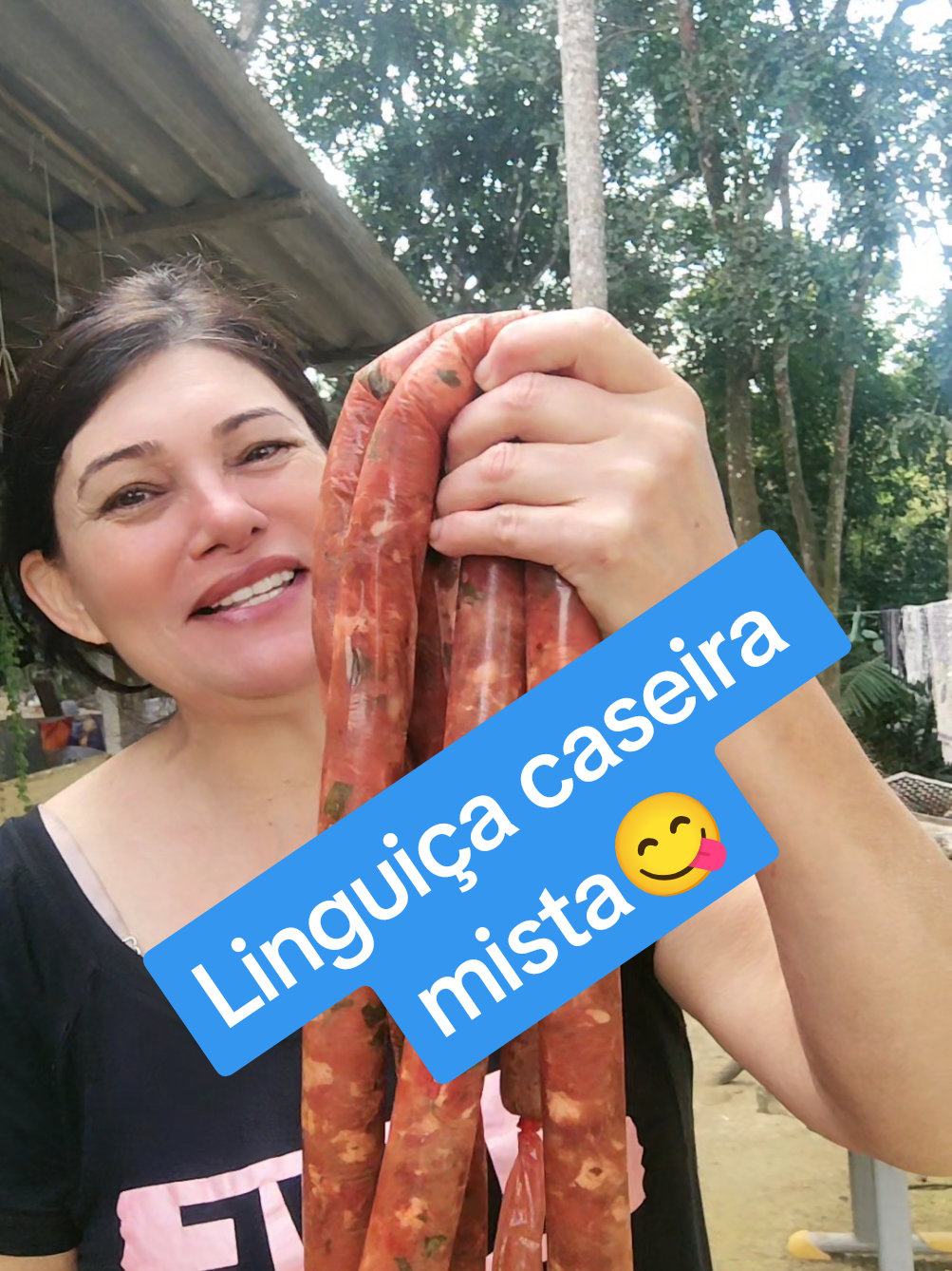 linguiça caseira mista defumada 😋#vidanaroça #linguiça 