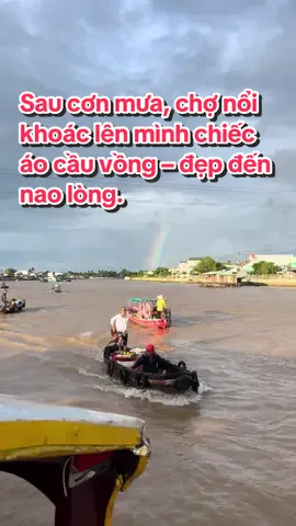 Sau cơn mưa, chợ nổi khoác lên mình chiếc áo cầu vồng – đẹp đến nao lòng. LH tàu ☎ 0869.584.891//deplao #cantho65🌈 #dulichviet #chonoicairangcantho #thuemmcanthotour #langthangmientay 