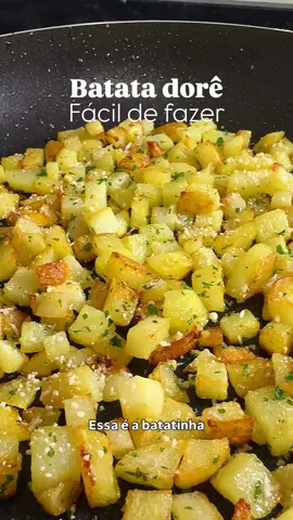 Batata dorê super fácil Ingredientes • 3 batatas grandes • Sal a gosto •Salsinha picada •Queijo parmesão ralado •1 colher de manteiga e 1 fio de óleo -Corte a batata em cubos pequenos -Cozinhe até o garfo conseguir furar a batata mas que não esteja desmanchando tipo purê -Se fizer no microondas é 5 minutos (pode variar conforme a potência do microondas) - Distribua a batata na frigideira com a manteiga e óleo bem quentes. Já salpique o sal. -Deixe em fogo médio até amaciar a batata e começar a dourar embaixo, só depois disso mexa nela. -Salpique a salsinha e o queijo ralado e continue com ela agora pode ser fogo alto até dourar todas. -Finalize com mais salsinha e parmesão se quiser. Essa batatinha é maravilhosa como acompanhamento para vários tipos de receita. #receitasimples #receitafacil #receita #batata #almoço 
