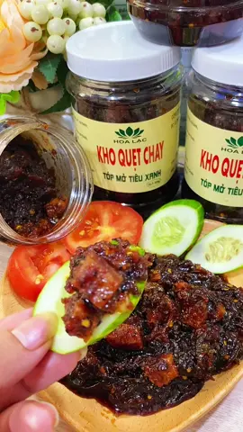 Kho quẹt tóp mỡ tiêu xanh chay Hoa Lạc                                     Thành phần : sườn non , đạm đậu nành gia vị chay , nước mắm tỏi ớt tiêu xanh  Mở ra là có thể dùng được liền , dùng chung với cơm , chấm rau luộc , cháo , trái cây rất ngon#anchay #khoquetchay #xuhuongtiktok #cuahangthucphamchay #dochay 