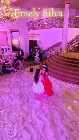 Emely y su hermana rompen en llanto al bailar juntas en su quince años #quinceañera #vals #hermanas 