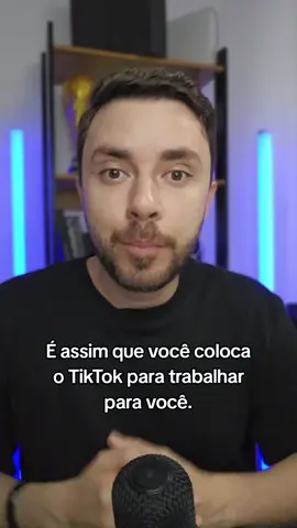 É assim que você coloca o TikTok Shop para trabalhar para você. Os vídeos do TikTok não têm prazo de validade. Se você trabalhar bem a otimização de SEO, seus vídeos sempre serão entregues para pessoas novas, principalmente na pesquisa. Então, quanto mais você postar vídeos para o TikTok Shop, melhor. Esses vídeos vão continuar gerando vendas e comissões para você, e isso virará uma bola de neve. Quer aprender mais sobre Tiktok Shop? Clica no link do perfil e vem para o Desafio Faturando com TikTok Shop.  #dicasdetiktokshop #tiktokshopchegou #tiktokshop #criadordeconteudo 