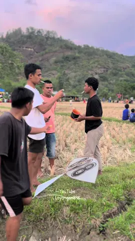 Lomba layang layang tingkat sumbar, Riau, Jambi. Oreo. 898💫🚀 #fyp #898 #wonderfulindonesia #berandatiktok #fhatian898 #viral #berandatiktok #layangsangka #layangan #layanglayang #viralvideo #CapCut 