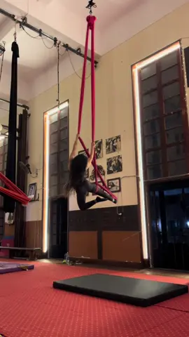 #aerialhammockdance #aerialyoga #circus #explore #fyp @Mond ♥️♥️♥️♥️♥️