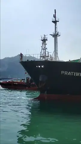 Proses sandar KM.PRATIWI SATU