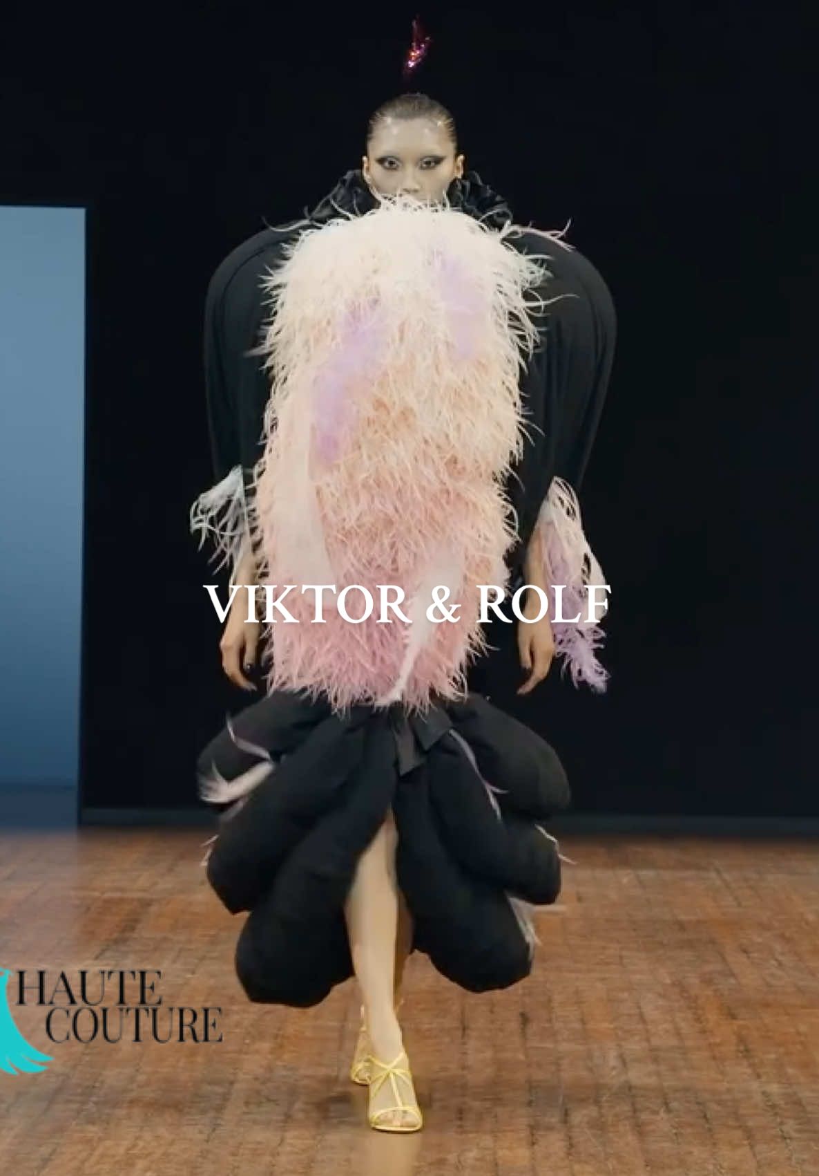 VIKTOR & ROLF F/W 25/26 #viktorrolf #hautecouture #fashion #model #Runway 