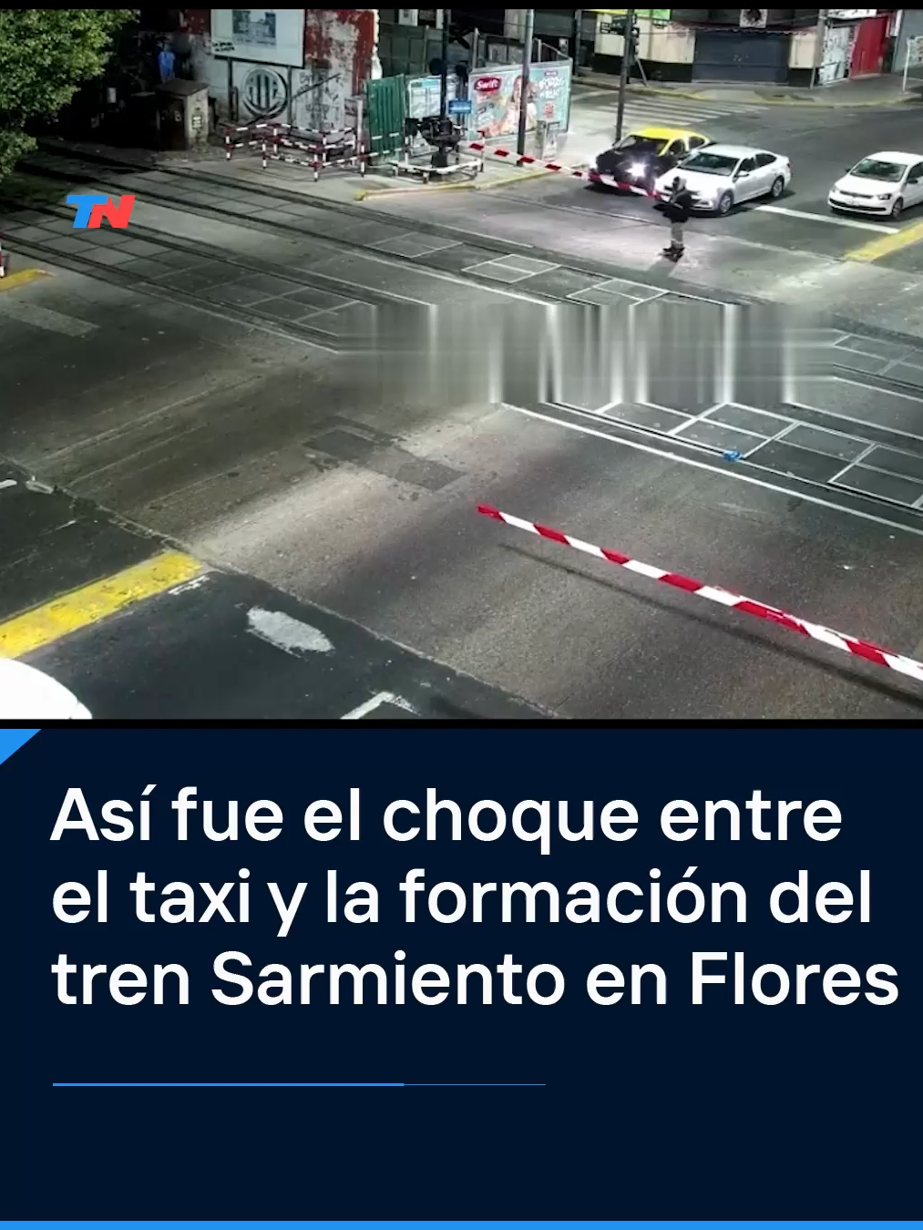 El conductor del taxi hizo una maniobra imprudente, y de milagro no provocó una tragedia. Las cámaras de seguridad registraron cómo el hombre no respeta la barrera, e intenta cruzar las vías a pesar de la señales.