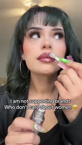 Anyways…. lippie combo is @wetnwildbeauty perfect pout waterproof gel lip liner in “Lay Down the Mauves” with the hello kitty lip oil in “Diamond Bow” 🎀❤️ the earth will keep spinning without you know who in my collection ✌️ #wetnwild #lipcombo #affordablemakeup #drugstoremakeup #women 