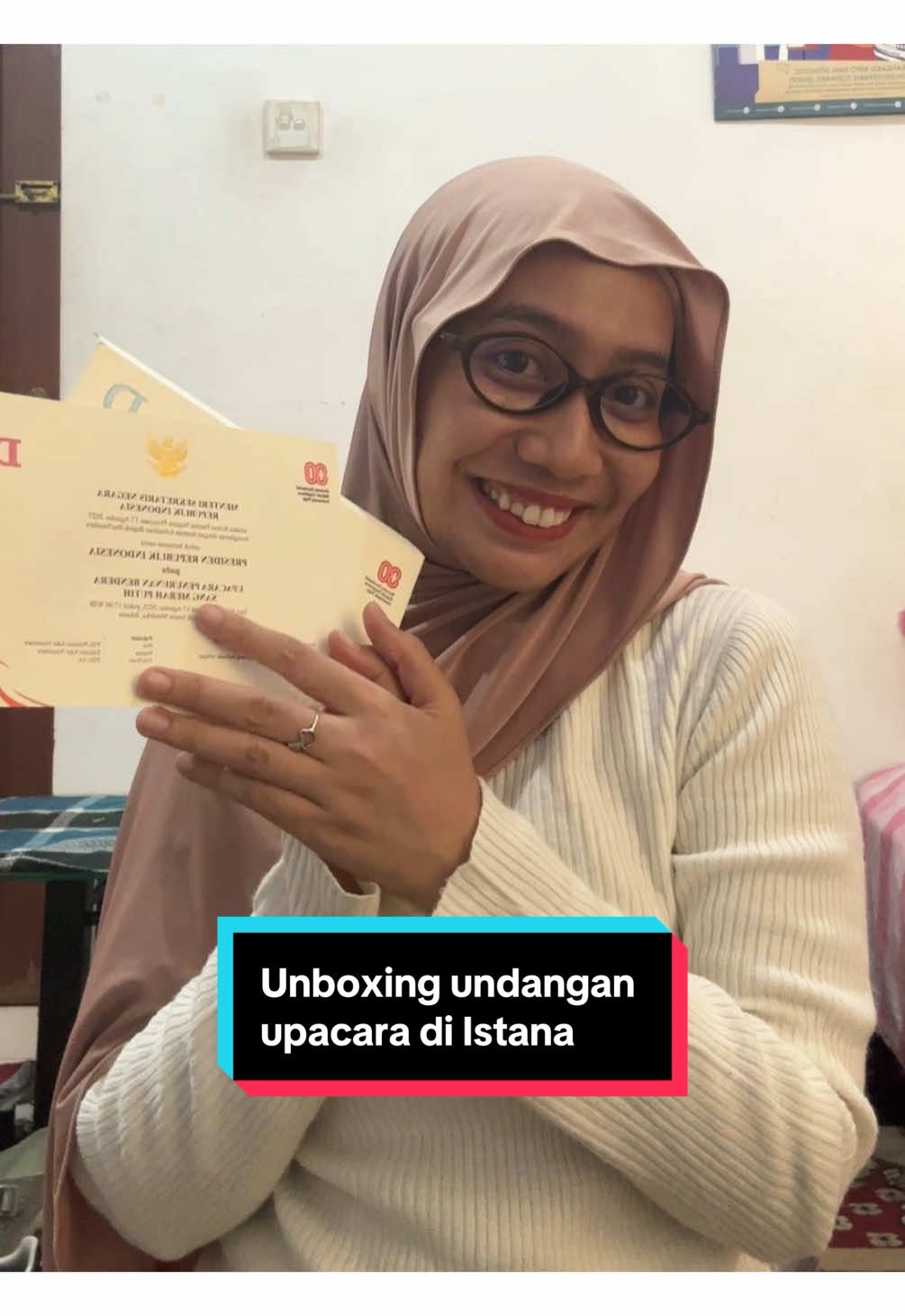 Unboxing undangan upacara di Istana! SENENG BANGETT AKHIRNYA KESAMPEAN UPACARA DIISTANA.  Ini aku kebagian war upacara penurunan ☝🏻🙌🏻🙏🏻💌 #upcarabendera #kemerdekaanindonesia #17agustus #upacaradiistananegara #unboxing #merdeka 