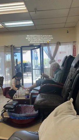 Something about this sweet old lady touched my heart 😭🥹 #fypシ゚viral #elderly #sentimental #fy 