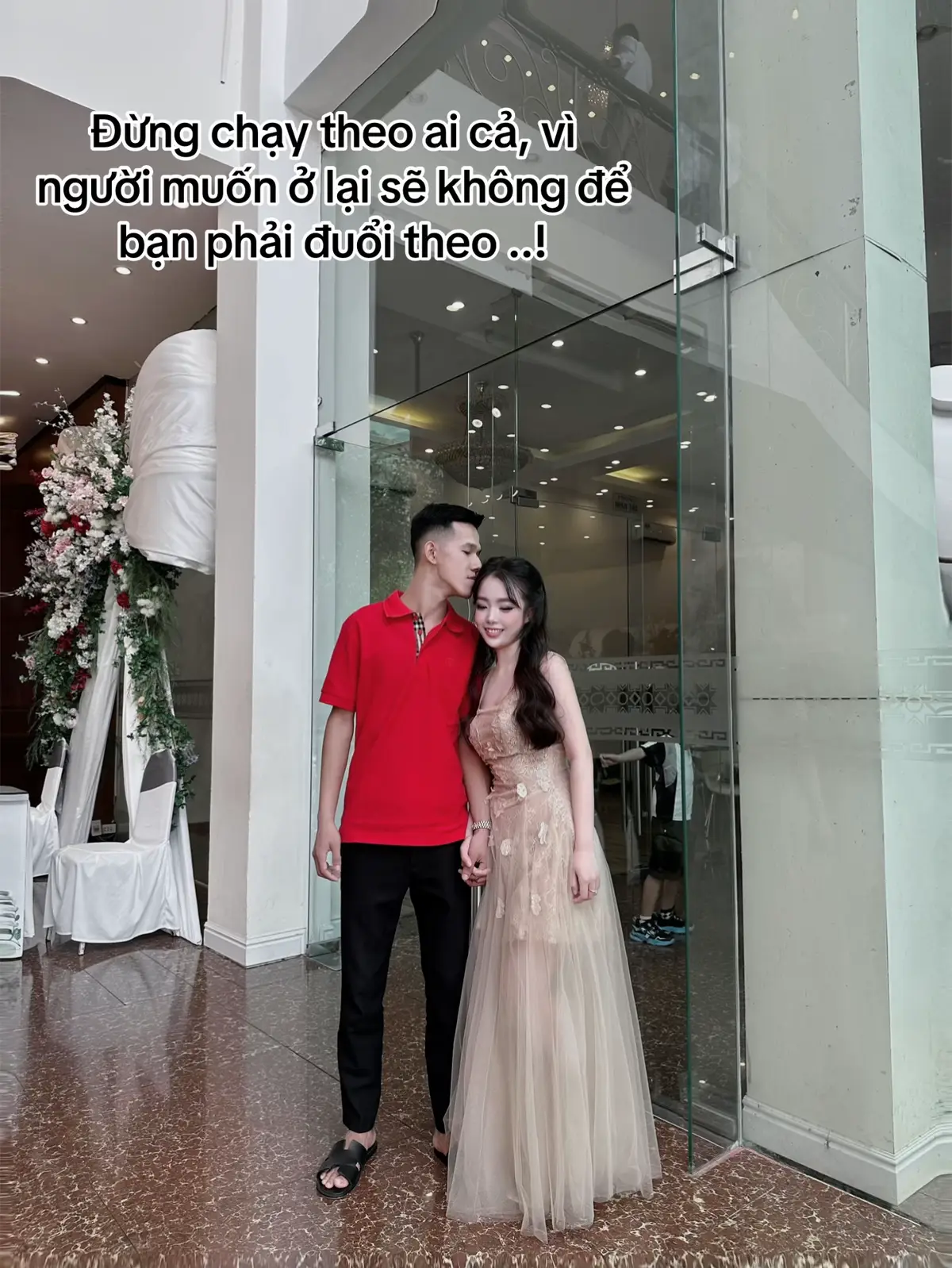 Đừng chạy theo ai cả, vì người muốn ở lại sẽ không để bạn phải đuổi theo ..!#tinhyeuanhdanhchoem
