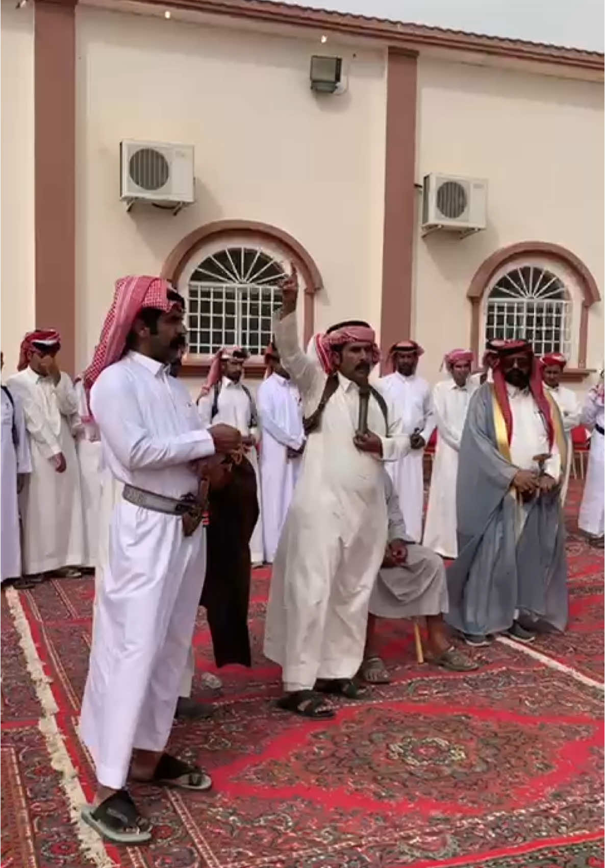 تجملت ياولد عايض وجملت ربعك وبيض الله وجهك وجعل عمرك طويل عوايدك دايم العلوم الغانمة وانت راعيها #ال_عاطف#قحطان#مخلاص#اكسبلورexplore #متابعه #الشعب_الصيني_ماله_حل😂😂 
