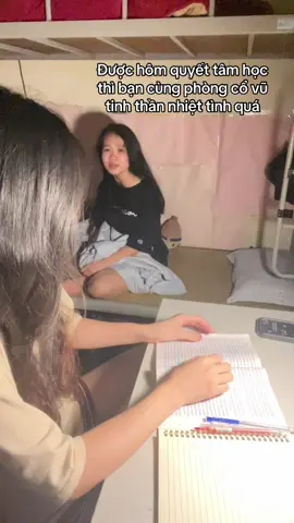 Được hôm quyết tâm học thì được bạn cùng phòng cổ vũ tinh thần nhiệt tình quá #ktx #daihoccogivui #xuhuong #sinhvien #ktxmydinh 
