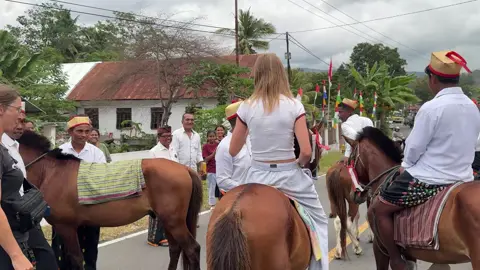Salah Satu Kebiasaan di Paroki Waelengga, Jika ada Imam baru atau Tamu dari Luar Negeri Selalu di Jemput oleh Pasukan Berkuda.  Hari Ini adalah Penjemputan Pater Tus dan Tamu dari German dan Italia. Dan Ketiga Bule yang sedang menunggang Kuda ini adalah tamu dari Jerman (Bapa, Mama, dan Anak). Selamat Datang Di Paroki Waelengga😇🙏🏻