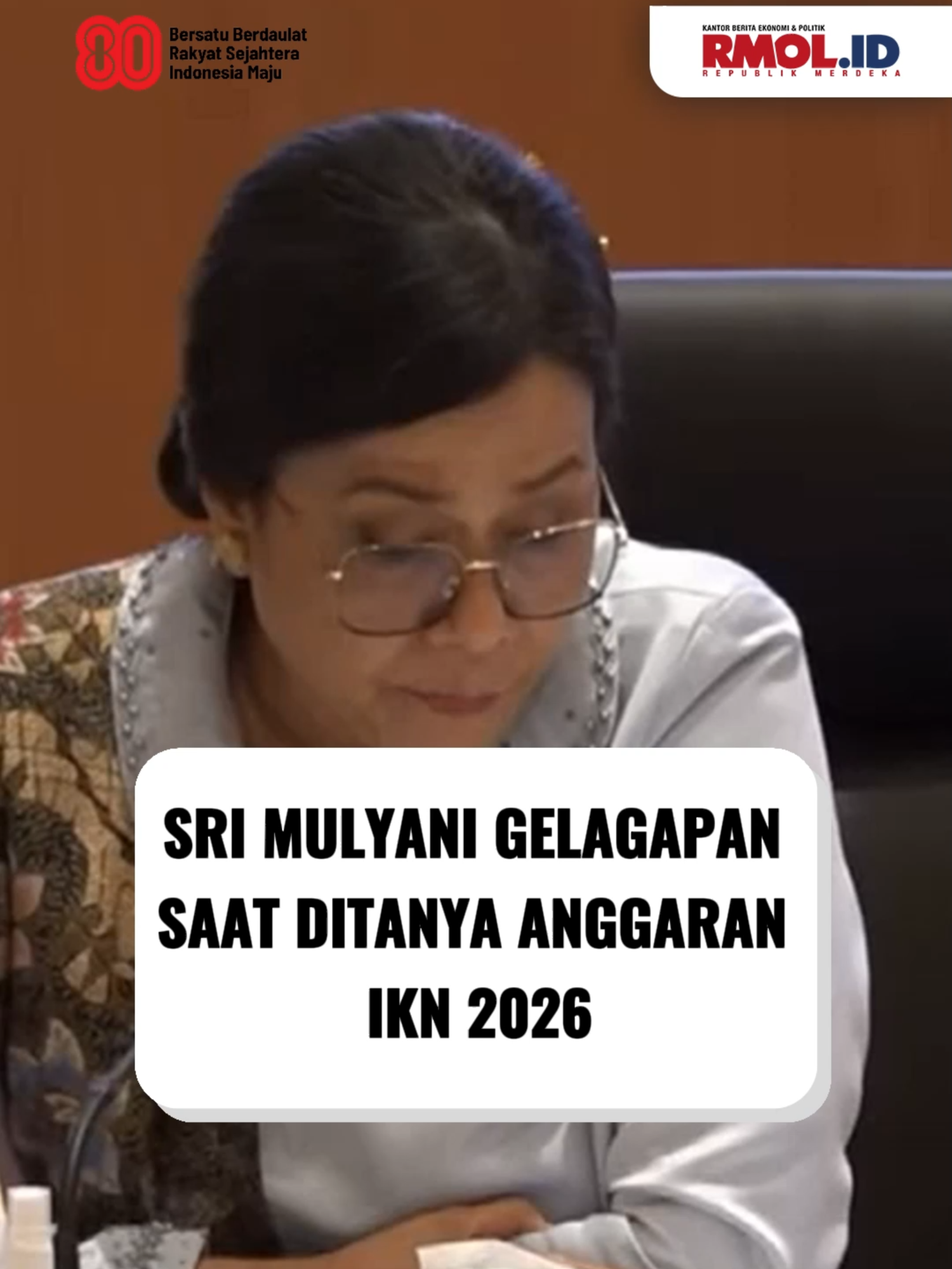Menteri Keuangan Sri Mulyani Indrawati sempat kebingungan ketika ditanya soal anggaran pembangunan IKN tahun 2026. Hal itu terjadi usai Presiden Prabowo Subianto tidak menyinggung alokasi dana IKN dalam pidato Nota Keuangan RAPBN 2026 di DPR, Jumat, 15 Agustus 2025. Awalnya Sri Mulyani bilang anggaran IKN masih “ditulis” jajaran kementerian. Tak lama, ia menyebut angka sekitar Rp6,3 triliun. “Untuk IKN Rp6,3 triliun (2026), kalau enggak salah ya. Nanti saya cek lagi,” ucapnya. Video Editor:andre Rangga #rmol #republikmerdekaonline #menkeu #menteri #keuangan #srimulyani #anggaran #IKN #ibukotanusantara #2026 #APBN