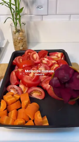 Molho de tomate caseiro 🍅 Depois que você começar a fazer molho de tomate em casa, não vai querer saber de outra coisa!! Muito mais saudável e saboroso!! Depois de pronto, fica ótimo para usar em frango a parmegiana, pizza, macarrão,… Ingredientes: - 1,5 kg de tomate - 1 cenoura - 1 beterraba - 1/2 pimentão verde - 1 cebola - 4 dentes de alho - Azeite - Sal - Páprica defumada - Pimenta calabresa - Lemon pepper Coloque todos os ingredientes em um tabuleiro, misture tudo, cubra com um papel alumínio com lado brilhoso para dentro e leve para assar por 40min, forno na temperatura de 160ºC. Bata tudo no liquidificador e está pronto! Essas foram as quantidades que eu usei, mas você pode fazer a quantidade que preferir e com os ingredientes da sua preferência. 🌱 Eu não tinha manjericão em casa, mas se você tiver, fica perfeito também!! 🫙para armazenamento, ele dura de 4 a 5 dias na geladeira e até 3 meses congelado Siga @bocadosaudavel para mais conteúdos como esse! #b#bocadosaudavelc#comidasaudavelf#fitnessc#comidacaseira   