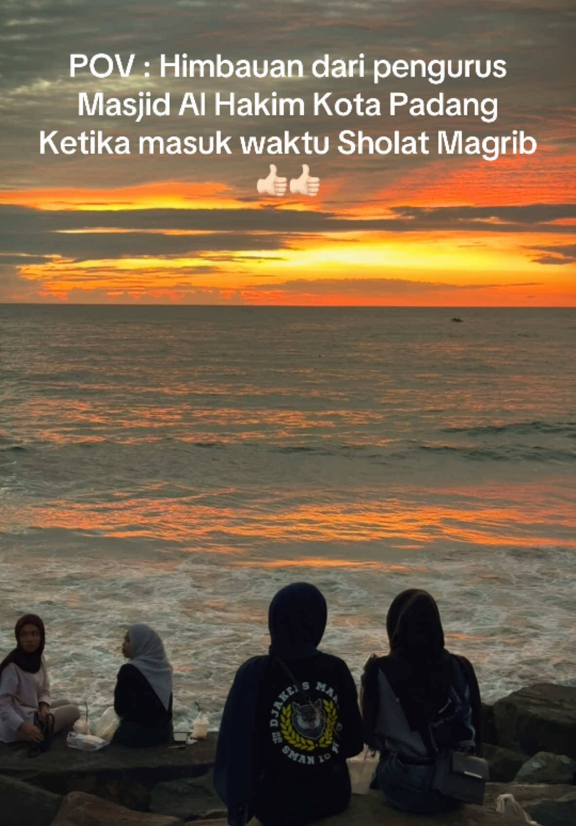 Masjid Al Hakim ini lokasi yang cantik untuk tengok sunset di Kota Padang. Tapi begitu masuk waktu sholat magrib, kawasan pantai di area Masjid dihimbau untuk dikosongkan & pengunjung diajak untuk ikut sholat berjamaah (tentunya bagi yang muslim). Mantap 👍🏻👍🏻 #masjidalhakimpadang #trippadang #minangkabau #supirpadang #tourguidepadang 