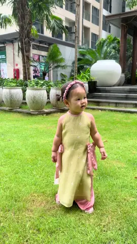 Ẻm biết mình xinh🥹🥰 #vaychobe #xuhuong #yfp #vaytreem #thoitrangmebe 