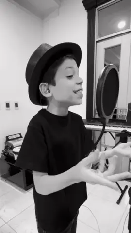 🎶TODA UNA VIDA🎶 Del compositor Cubano 🇨🇺 Osvaldo Farrés Entre instrumentos, risas y música mi primo @mandiespitiaoficial juega al productor, mientras yo juego al intérprete. Cómo nos vieron? Los leo 👀👀 #colombia🇨🇴 #niñosfelices #musicos #intérpretes #produccion     