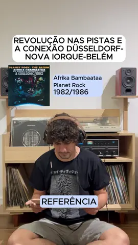 A banda que revolucionou a música eletrônica! O kraftwerk surgiu na Alemanha em 1970 e suas melodias influenciaram o mundo todo. Aqui dois exemplos bem diferentes: A primeira é um marco da cultura hip-hop (essa batida te lembra um gênero musical brasileiro??), gravada pelo Afrika Bambaataa. A segunda é uma versão dançante direto do Pará (essa melodia e letra ficam eternamente na sua cabeça, cuidado!) Os shows do Kraftwerk são bem especiais. Talvez pela TV pareça algo monótono, mas ao vivo a sincronia da música com luzes, roupas e efeitos é incrível (fui em 2009 quando eles vieram pra SP e foi um showzaço!). #hiphop #kraftwerk #tecnobrega #musicaeletronica #electronicmusic 