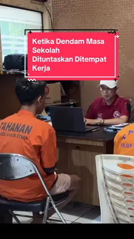 Akibat dendam masa sekolah belum tuntas sekitar 10 Tahun lalu, seorang pria melakukan aksi brutal dengan menembak rekan kerjanya, menggunakan Air Soft Gun sebanyak 15 kali.  Kejadian brutal ini terjadi di depan JNT Kedung Halang, Kota Bogor pada jumat (15/8) malam.  Pelaku ditangkap di rumahnya dan langsung diperiksa di Mapolsek Bogor Utara. Menurut pengakuan pelaku dirinya dendam karena pernah ditampar korban saat jaman sekolah.  Sebagai barang bukti, Polisi menyita sepucuk Air Soft Gun berikut pelurunya.  Sementara akibat peristiwa ini korban mengalami luka dibagian tubuhnya dan harus mendapatkan perawatan intensis.  #Kriminal #bogor #tiktoknews #update #ComfortSegredos 