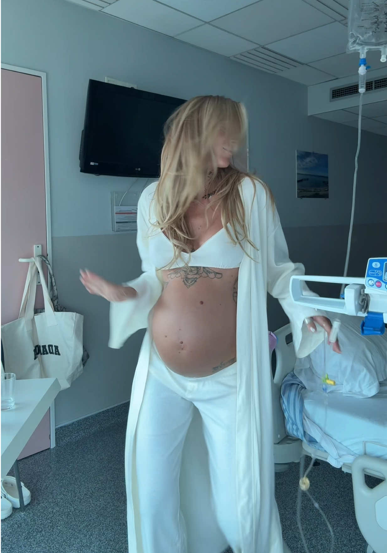60 secondes je me dégourdis les jambes et on retourne se coucher 🫠 #fyp #dance #trend #pregnant 