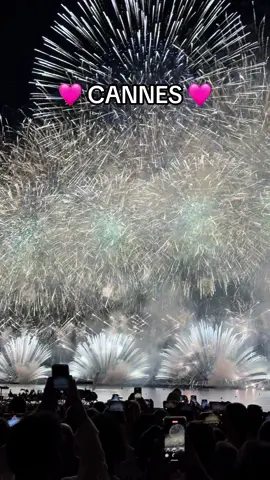 Minimum allez voir le feux d’artifice de Cannes une fois dans votre vie 🩷🥰 #foryou #pourtoi #cannes #feuxdartifices #carlton #holidays #sud 