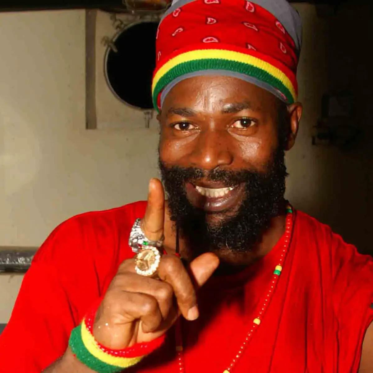 Icône du reggae et du dancehall, Capleton enflamme les scènes avec son énergie et ses paroles conscientes. Respect à la légende vivante du reggae ! ✨🎶 #Capleton #Reggae #Dancehall #creatorsearchinsights 