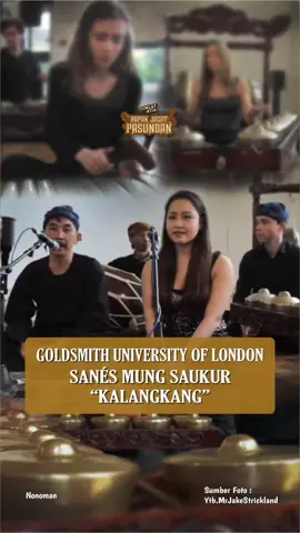 Bayangin, Lur,  lagu Kalangkang yang biasanya kita dengar di tanah Sunda, sekarang berkumandang di London! 🌏✨ Para mahasiswa Goldsmiths University of London mainin gamelan Sunda kayak lagi nyalurin rasa rindu ke kampung halaman. Jarak ribuan kilométer ternyata nggak bisa bikin budaya kita kehilangan rasa. 💛 Ternyata musik Sunda itu timeless—bisa nyentuh hati siapa aja, di mana aja. 💬 Apa yang udah kamu lakuin buat melestarikan seni tradisi dan budaya selama ini, Lur? Cerita di komén yuks! #NapakJagatPasundan2025 #CoklatKIta #nonoman #goldsmithuniversity #kalangkang 