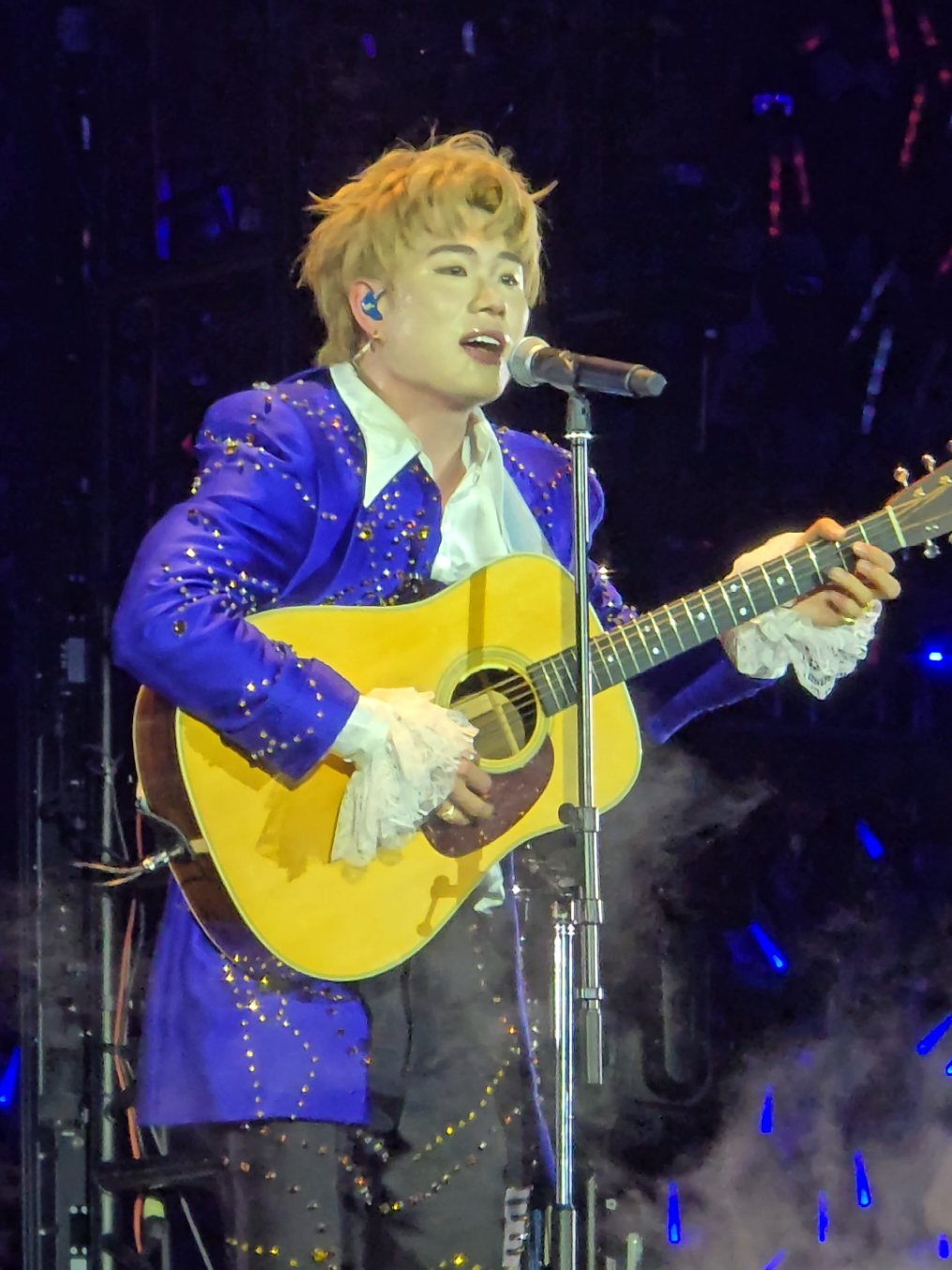 Hoàng tử @duongdomic đánh đàn đến đây #dươngdomic #legendfest 