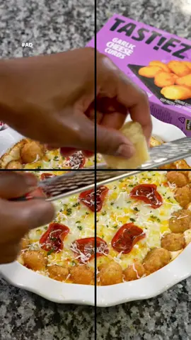 I wanted to make something for a cozy night in and whipped up this cheesy pizza dip along with TAST!EZ Garlic Cheese Curds to take it up a notch. Looking to put a twist to stuffed #royaleeats 