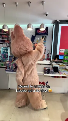 Quand tu croises un labubu qui a du flow 🤩 #mascotte #labubu #danse #humour #pourtoi 