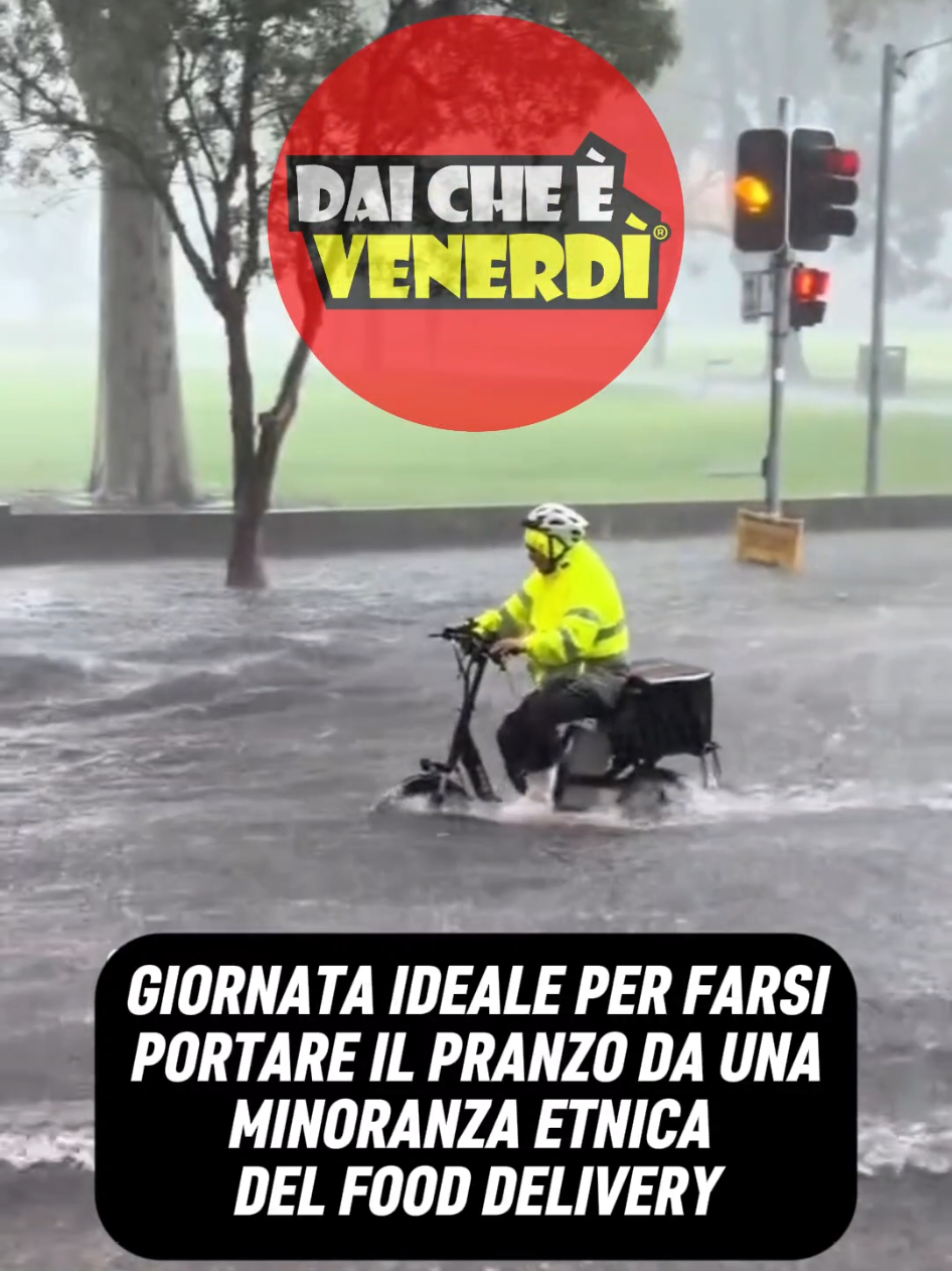 Ma quanto comodo (per te) il food delivery a casa ad ogni ora (ed ogni condizione atmosferica)? #fooddelivery #consegnaadomicilio #riders #deliveroo #daicheèvenerdi 