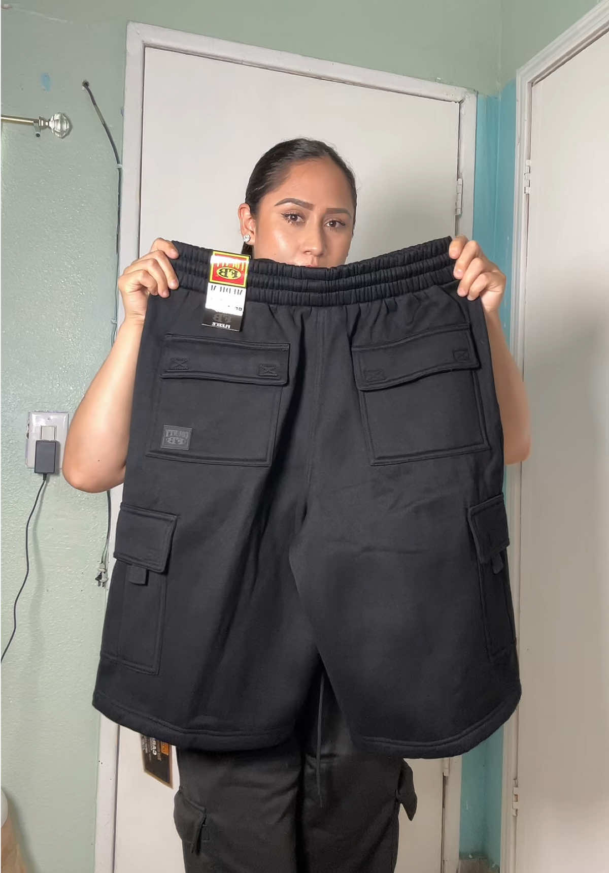 Mi sobrino ya tenía los cargo Pans de county fb pero ahora que vio que ya tenían Shorts, también se los encargó, no sé porque ahorita los muchachos andan con esa moda de usar ese tipo de ropa, hay tallas y colores disponibles ##tiktokshopcreatorpicks##tiktokshoplaborday##tiktokshopblackfriday##cargoshorts##cargoclothing