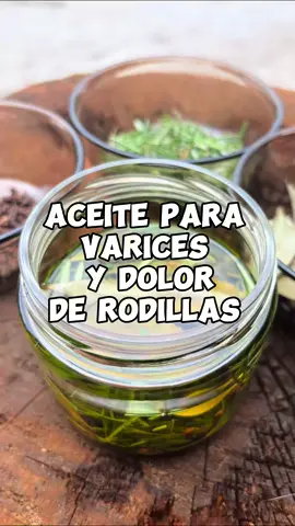 ✨Aceite casero para várices y dolor de rodillas✨ Un remedio natural y fácil de preparar: 🌱 Receta: ½ taza de romero 6 hojas de laurel 1 cdita de pimienta negra entera 1 cdita de clavos de olor 👩🏻‍🍳 Pon todos los ingredientes en baño maría con aceite (oliva, coco o el que prefieras) por 40 min a fuego muy bajito o hasta el primer hervor!  Deja reposar, cuela y guarda en un frasco de vidrio.  💆🏻‍♀️ Uso: masajea piernas o rodillas con movimientos ascendentes. ✨ Activa la circulación, alivia dolor e inflamación y da una sensación de ligereza. 🌿 Un regalo de la naturaleza para tu bienestar. #Herbolaria #RemediosNaturales #AceiteCasero #Varices #DolorDeRodillas     