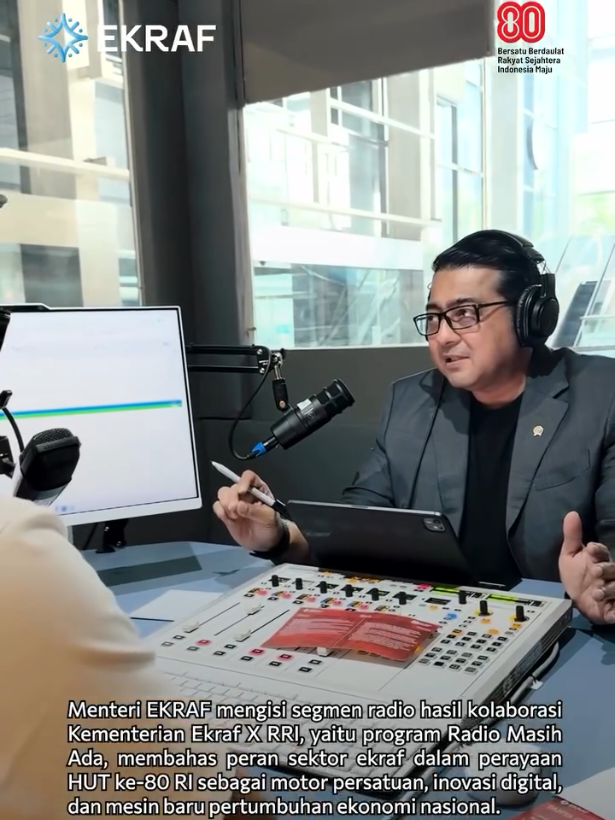 Siapa yang udah siap untuk merayakan HUT ke-80 RI?🙋🏻‍♀️🙋🏼🙋🏽‍♂️ Melalui program Radio Masih Ada, hasil kolaborasi antara Kementerian Ekraf X RRI, Menteri Ekraf mengobrol seru membahas keseruan dalam merayakan lomba-lomba yang bisa diikuti oleh pegiat ekraf pada rangkaian HUT ke-80 RI.🤩🔥 Yuk, tonton videonya sampai akhir untuk mendengar pembahasan seru peran dan kontribusi pegiat ekraf di Hari Kemerdekaan!🎉 Sumber: @Kementerian Ekonomi Kreatif RI  #HUT80RI #BersatuBerdaulatRakyatSejahtera #BersatuBerdaulatIndonesiaMaju #NewEngineofGrowth #EkonomiKreatif 
