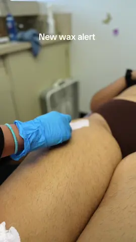 That Wax is perfect for beginners and full leg waxing you can apply multiple strips at once. It’s so creamy and grips the most stubborn hair #whitecoralwax #blackcoralwax #newwax #waxforlegs 