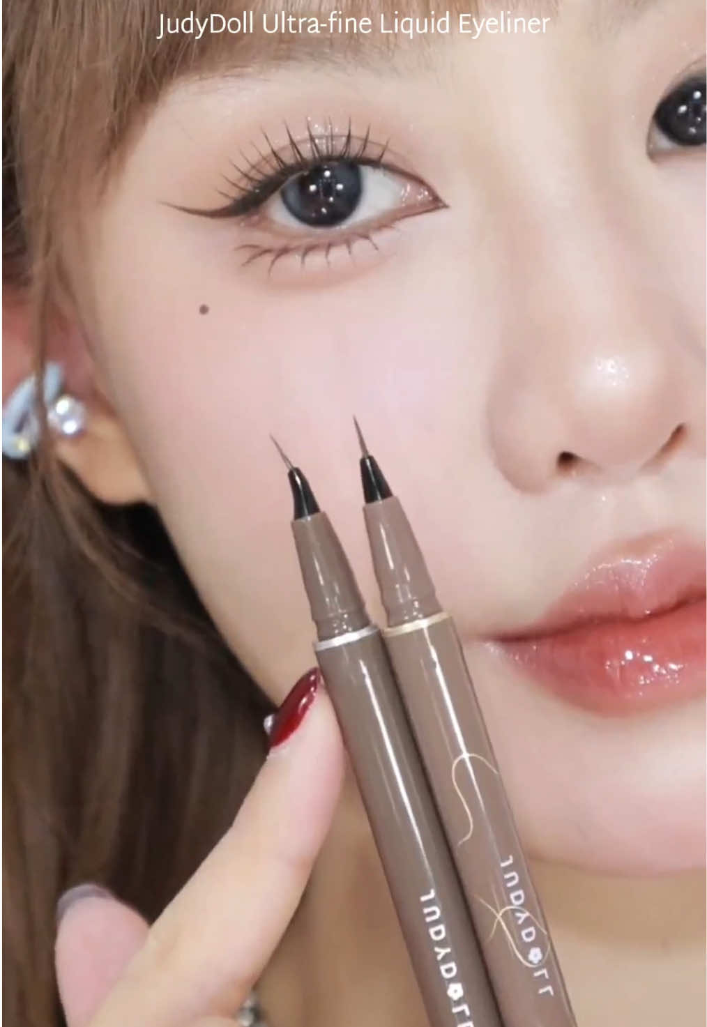 It’s the thinnest eyeliner for easy wings and lashes >> JUDYDOLL Ultra-Fine Liquid Eyeliner 🫡🔥 #judydoll_us #judydoll #Eyeliner #thinnesteyeliner #eyelinertutorial #eyelinerhack #viraleyeliner #eyemakeuptutorial #eyelinerchallenge #judydolleyeliner #makeup #beauty #lashes #lashextensions #eyes 