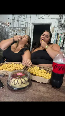 Clima chuvoso🌧️ + pipoca🍿 + brigadeiro🍫 + Netflix 📺. #humor #casal #fyp #comedia 
