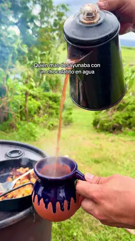 Antes siempre desayunaba con un chocolatito en agua ❤️ . Para ser honesta yo nunca habia tomado cafe hasta hace un par de años. Siempre desayunaba con un chocolatito, te, o una canelita.  Aguien mas se identifica???? . . #chocolate #mexicanafood #comidamexicana #foodtiktok #fyp 