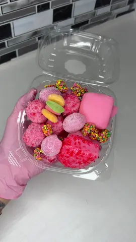 Happy Saturday ☺️ come pack a small personal order with me 2 fruits combo grapes and mango bites 🍇🥭🍭 fully coated in cherry watermelon and sour coating 🤤 #xtsweets_ #candiedfruits #candygrapes #candymango #miami       