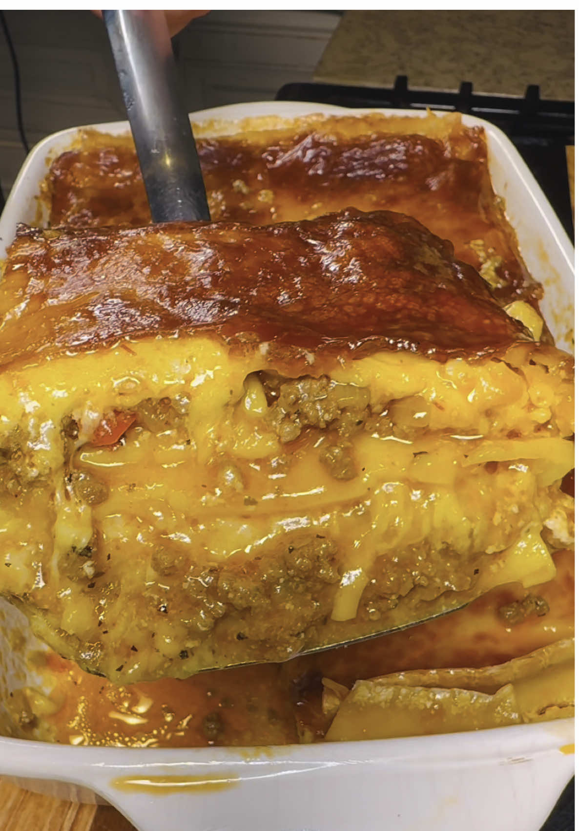 Lasaña,Lasagna, Receta: . 2LB Carne molida  . Sal y pimienta negra al gusto  . 1 Caldo de pollo . Ajo,cebolla,orégano y aceite mezclado(guasakaka dominicana) . 1 Pimiento rojo  . 1 Pimiento verde  . 1 Cebolla roja  . 2 Cucharones de salsa para lasaña  . 6 Rebanadas de pasta para lasaña  Ingredientes para la salsa bechamel: . 3 Cucharadas de mantequilla  . Sal y pimienta negra al gusto  . 1 Cucharada de harina todo uso  . 4oz Crema de leche  . 1/2 Cucharada de nuez moscada  . 12oz Leche evaporada  . 12oz Leche entera  Otros ingredientes: . 8oz Queso mozzarella Rallado  . 12 Rebanadas de queso mozzarella  Tiempo de cocción: . Llevamos la lasaña al horno a 350f° por 45 minutos y listo, Recuerden mi gente🤩 . Like si te gustó el video❤️ . Comenta que te pareció😍 . Comparte con tu mejor amigo(a)🥰 #Lasaña #lasagna #the_butcher05 #the_butcher5 