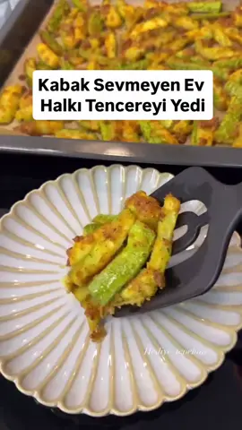 Akşam yemeğinde kahvaltıda her zaman sofralarınızda severek servis edebileceğiniz büyük küçük herkesin severek yiyeceğinden emin olacağınız bir tarif sizlerle 🙏 @hediye_tepehan . Ssst sen keşfetten gören güzel insan 1 sn ayırıp sayfamızı takip edermisin❤️ takip eden eller dert görmesin🙏 Allah ne muradı varsa versin 🤲🏻 FIRINDA KABAK  Malzemeler 1 kilo yeşil kabak  3 yemek kaşığı mısır unu 1 kase rendelenmiş parmesan peyniri veya kaşar peyniri 4 yemek kaşığı zeytinyağ  1 tatlı kaşığı tuz 1 tatlı kaşığı toz kırmızı biber  1 tatlı kaşığı kuru nane  Üzeri için Sarımsaklı yoğurt  Yapılışı  Kabakları parmak büyüklüğünde doğrayıp uygun bir kapta mısır unu, kaşar peyniri, tuz, baharatlar ve zeytinyağı ile karıştırın. Yağlı kağıt serilmiş fırın tepsisine dizip önceden ısıtılmış 200° fırında yaklaşık 30-35 dakika pişirin. Dilerseniz sarımsaklı yoğurt ile birleştirip servis yapabilirsiniz şimdiden deneyecek olanlara Afiyet olsun.