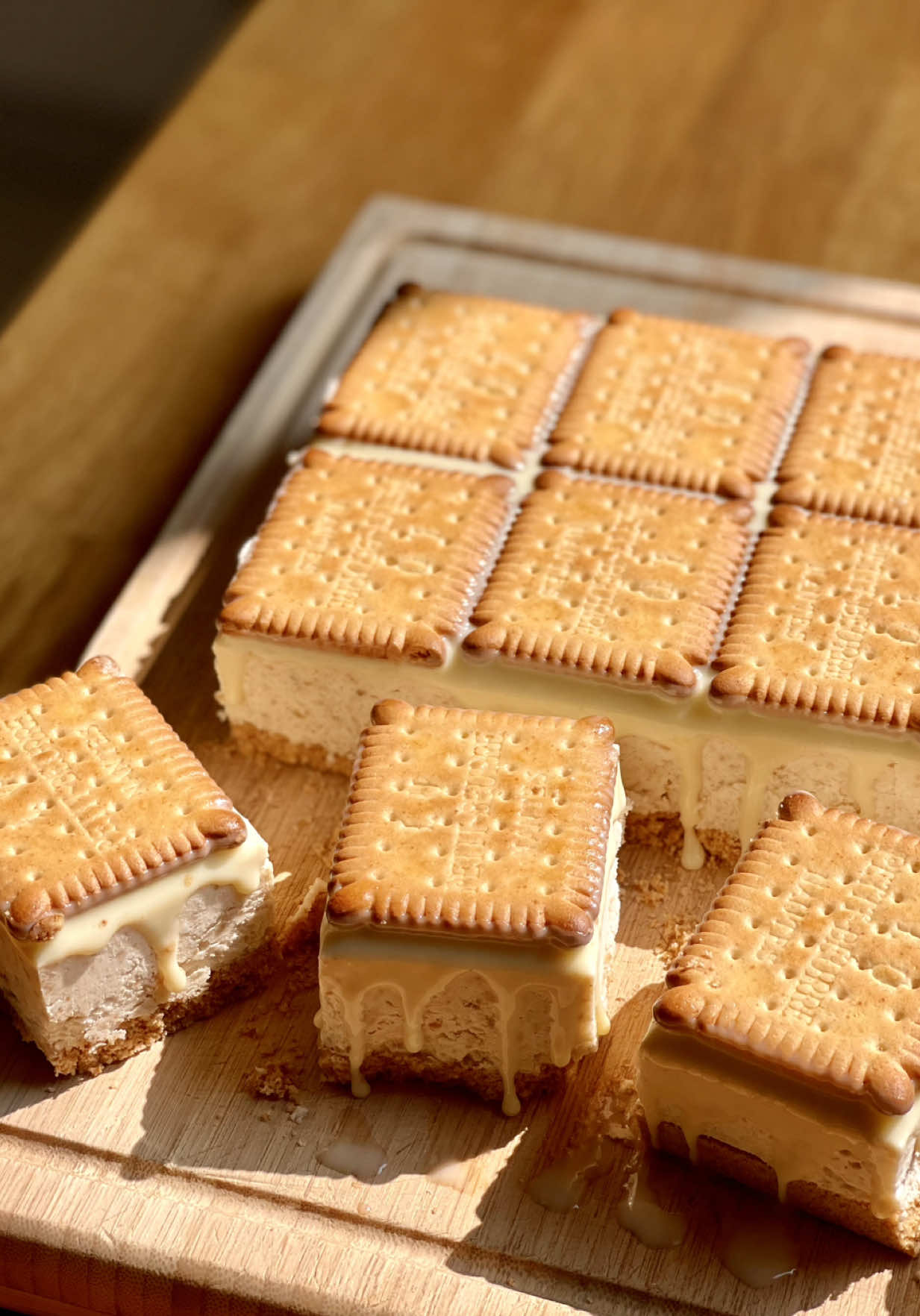 Barres glacées aux petits beurres ✨ Après le succès des barres glacées au spéculoos, j’avais envie de tester une autre version avec un biscuit culte : le petit beurre. Ce bon goût d’enfance, parfait pour préparer un dessert plein de gourmandise et de nostalgie. Tu veux un dessert glacé ultra simple, sans four et avec peu d’ingrédients ? Tu es au bon endroit. Ces barres petit beurre sont fraîches, crémeuses et hyper gourmandes. Parfaites pour l’été… ou les envies de glace toute l’année. ℹ️ Retrouve la recette détaillée + mes astuces sur le blog. Clique sur le lien dans ma bio @willyskitchen, ou cherche simplement « barres glacées petit beurre william » sur google 🔎 #dessertfacile #glacemaison  #patisseriemaison #glace #petitbeurre  