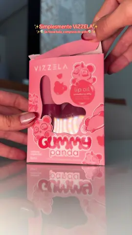 ✨🐼 Se fosse um docinho, seria meu preferido 🍬💋  O novo Lip Oil Gummy Panda da Vizzela é fofura + hidratação em um só produto! Quem aí já tá viciada nesse brilho? 👀🔥  #viral #trending #tiktokbrasil #beauty #lipoil 