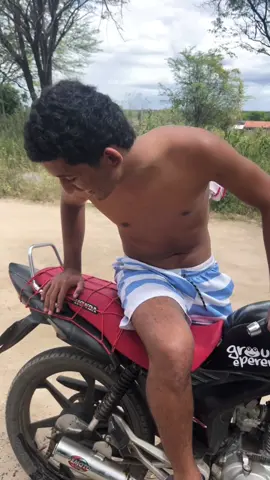 Colocando óleo no cano da moto 