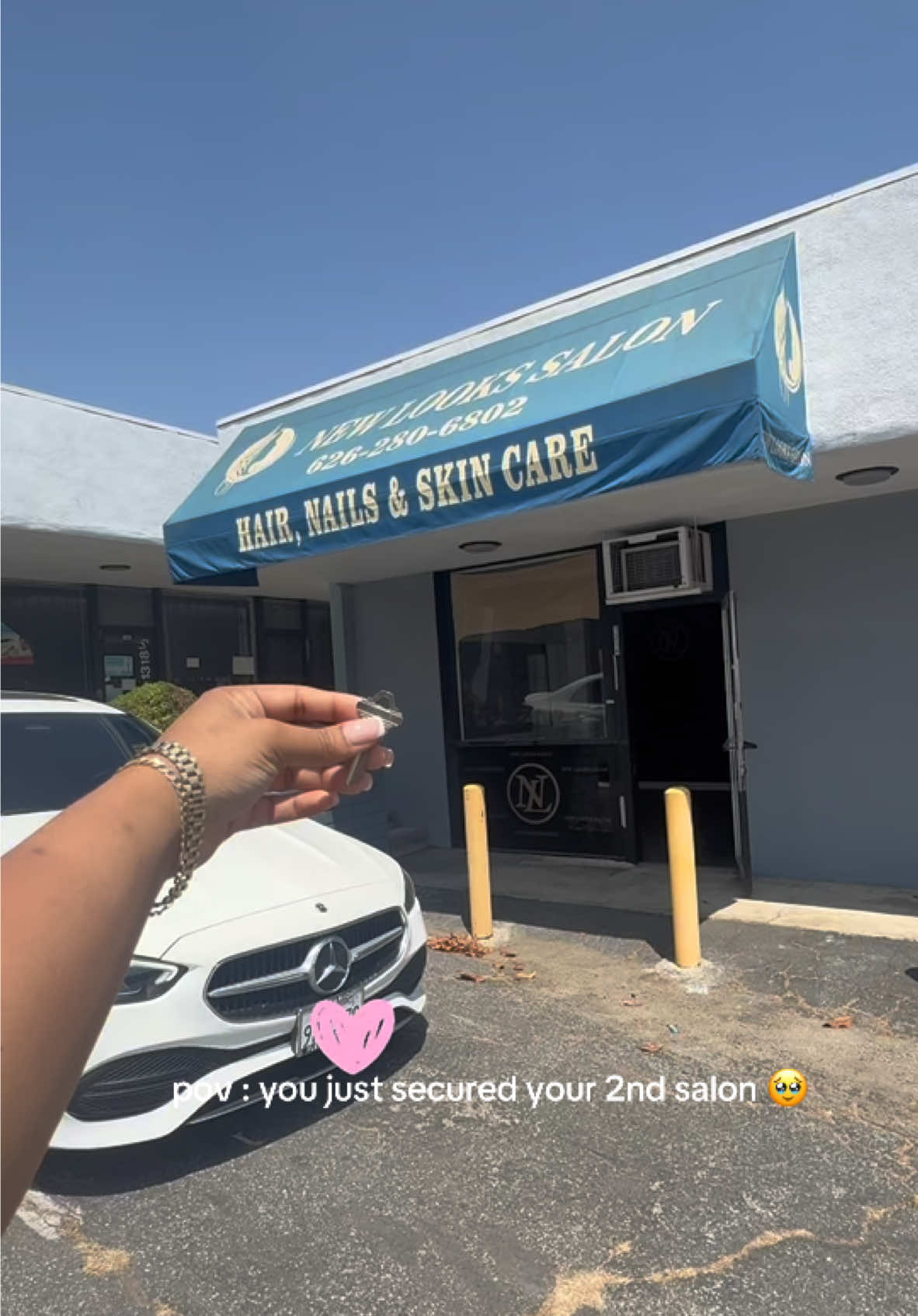 I did a thing… 🥹✨ Two months ago, I made a BIG GIRL move 🤭 2nd SALON , Man I’ve worked so hard to be here today. To know I built something from the ground up, brick by brick, and now I’m just growing & living in my dreams 🥹 We’re Hiring!! 🥳 📩 DM me the word “ JOIN ” and I’ll send you the form to apply. Let’s see if you’ve got the skills, the vibe, and the passion to be part of something amazing.